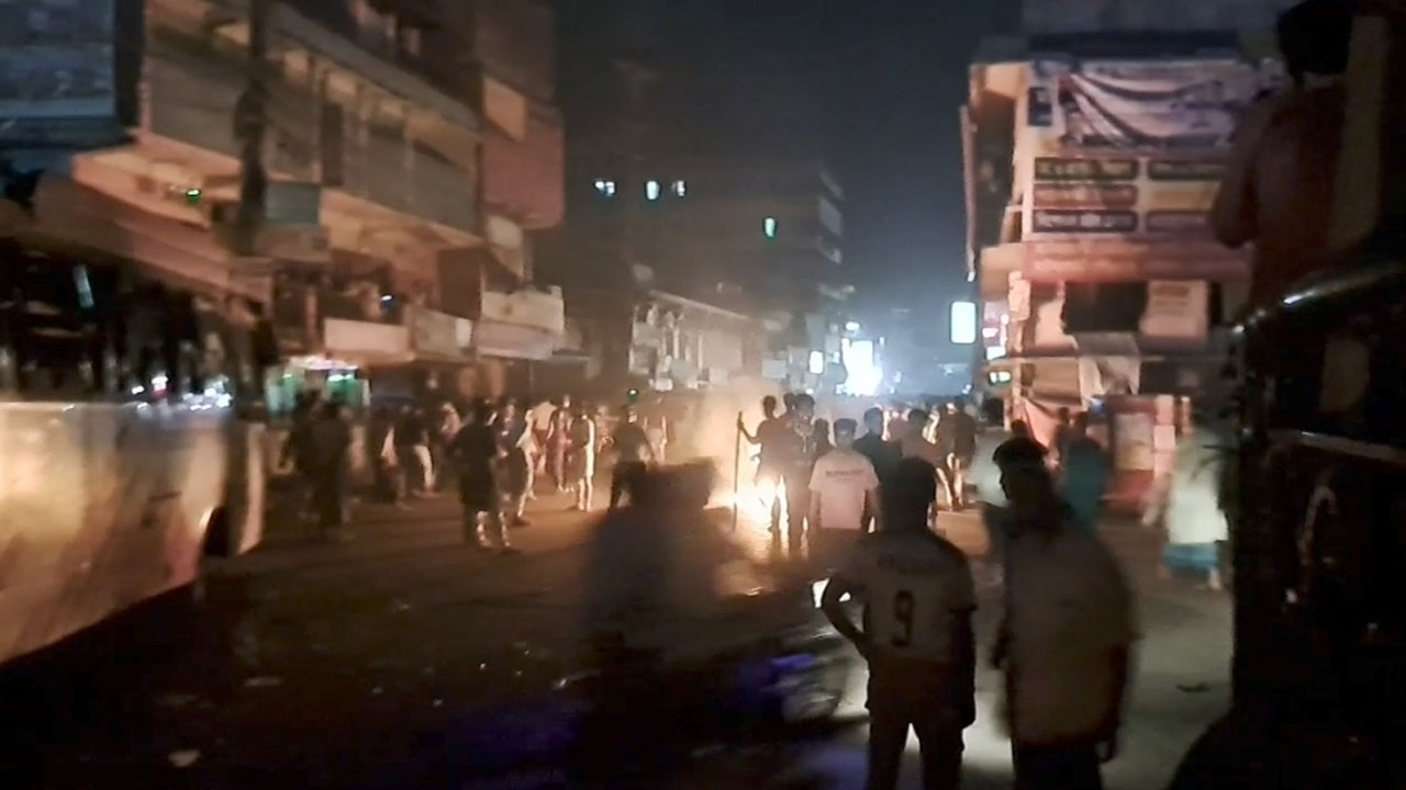 হাটহাজারীতে মাদ্রাসা সামনে আপত্তিকর অঙ্গভঙ্গির ছবি, প্রতিবাদে বিক্ষোভ